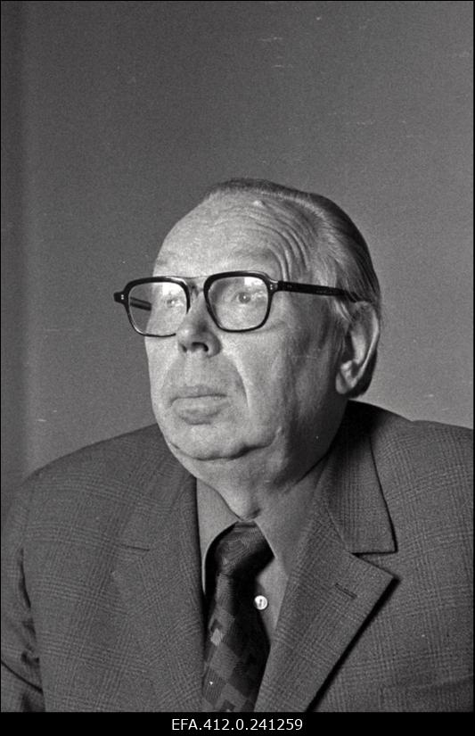 Eesti NSV Teaduste Akadeemia Ühiskonnateaduste Osakonna akadeemik-sekretär Eduard Päll.