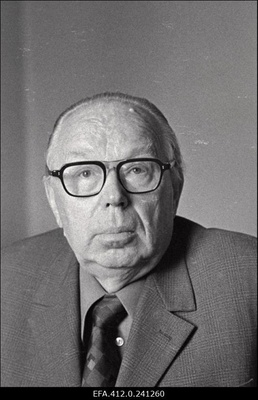 Eesti NSV Teaduste Akadeemia Ühiskonnateaduste Osakonna akadeemik-sekretär Eduard Päll.  similar photo