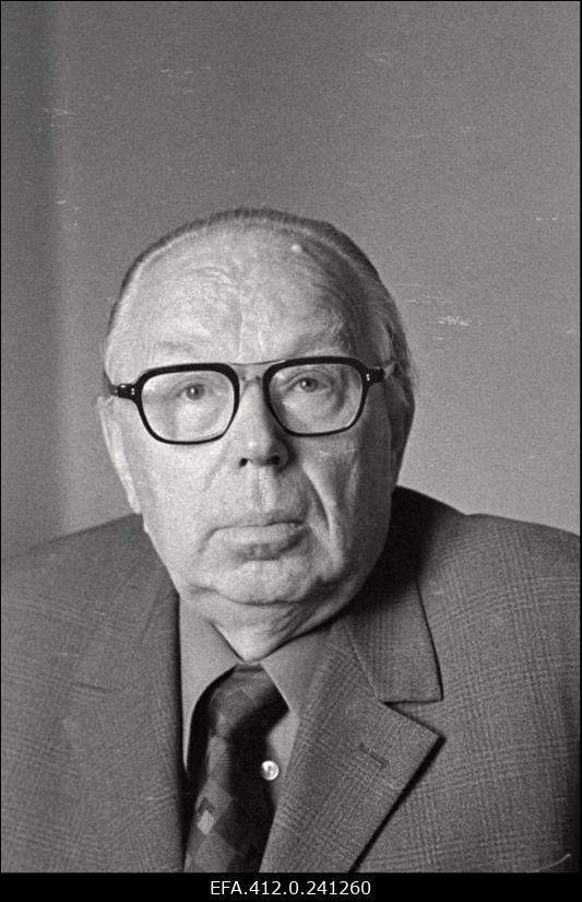 Eesti NSV Teaduste Akadeemia Ühiskonnateaduste Osakonna akadeemik-sekretär Eduard Päll.