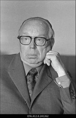 Eesti NSV Teaduste Akadeemia Ühiskonnateaduste Osakonna akadeemik-sekretär Eduard Päll.  similar photo