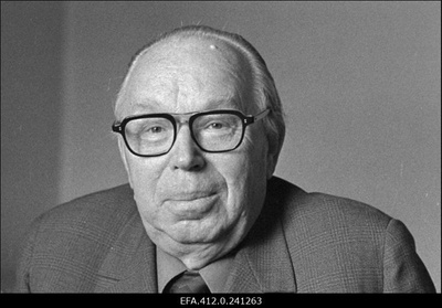Eesti NSV Teaduste Akadeemia Ühiskonnateaduste Osakonna akadeemik-sekretär Eduard Päll.  similar photo