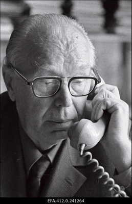 Eesti NSV Teaduste Akadeemia Ühiskonnateaduste Osakonna akadeemik-sekretär Eduard Päll.  similar photo
