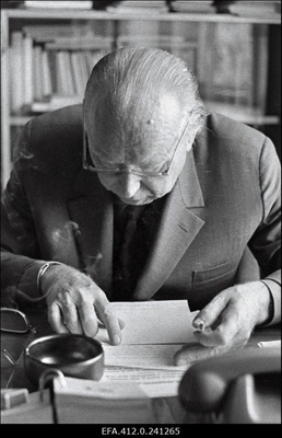 Eesti NSV Teaduste Akadeemia Ühiskonnateaduste Osakonna akadeemik-sekretär Eduard Päll.  similar photo