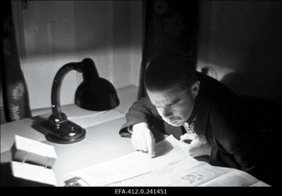 Ajakirja "Kultuur ja Elu" töötaja K. Tamberg oma töölaua taga.  similar photo