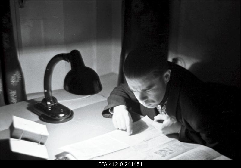 Ajakirja "Kultuur ja Elu" töötaja K. Tamberg oma töölaua taga.