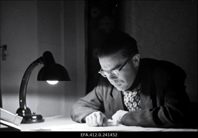 Ajakirja "Kultuur ja Elu" töötaja K. Tamberg oma töölaua taga.  similar photo