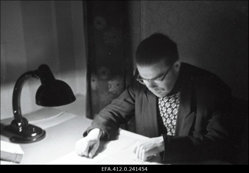 Ajakirja "Kultuur ja Elu" töötaja K. Tamberg oma töölaua taga.