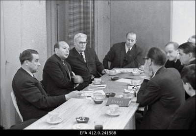 AÜN esimees Paul Neerot, E. Uibo ja F. Suur kohtumisel ajakirja "Kultuur ja Elu" toimetuses.  duplicate photo