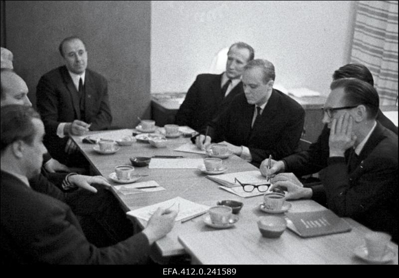 AÜN esimees Paul Neerot, E. Uibo ja F. Suur kohtumisel ajakirja "Kultuur ja Elu" toimetuses.