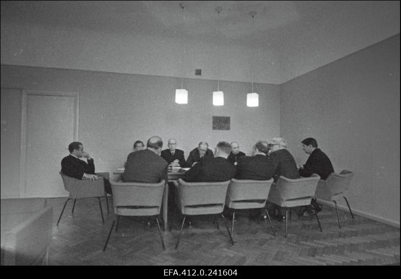 Vanad ametiühingutegelased Arnold Sommerling, Aleksander Resev, Leonhard Illison, Paul Neerot ajakirja "Kultuur ja Elu" toimetuses.