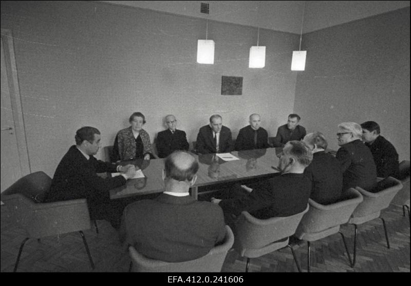 Vanad ametiühingutegelased Arnold Sommerling, Aleksander Resev, Leonhard Illison, Paul Neerot ajakirja "Kultuur ja Elu" toimetuses.