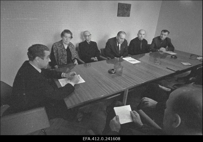 Vanad ametiühingutegelased Arnold Sommerling, Aleksander Resev, Leonhard Illison, Paul Neerot ajakirja "Kultuur ja Elu" toimetuses.