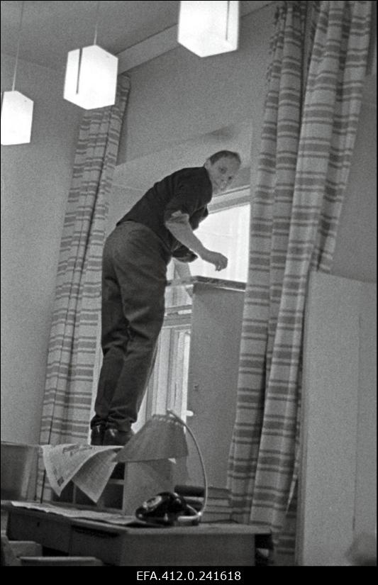 Ajakirja "Kultuur ja Elu" toimetuse töötaja Vallo Raun laupäevakul akent pesemas.