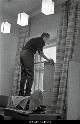 Ajakirja "Kultuur ja Elu" toimetuse töötaja Vallo Raun laupäevakul akent pesemas.  duplicate photo