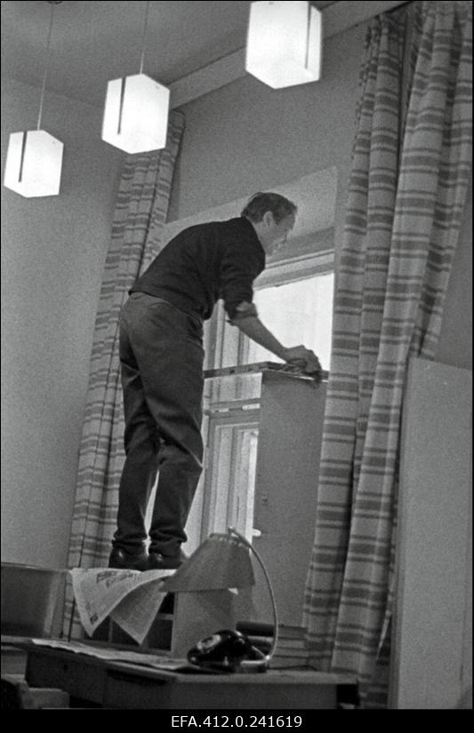 Ajakirja "Kultuur ja Elu" toimetuse töötaja Vallo Raun laupäevakul akent pesemas.