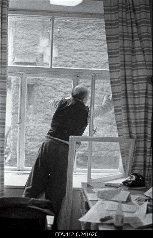 Ajakirja "Kultuur ja Elu" toimetuse töötaja Friedrich Issak laupäevakul akent pesemas.