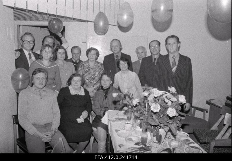 Ajakirja "Kultuur ja Elu" toimetuse töötaja tädi Roosi 80. sünnipäeva tähistamine.