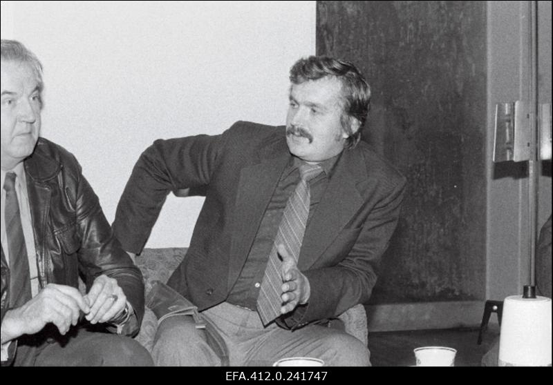 Ajakirja "Kultuur ja Elu" toimetuse vestlusring "Koolimuusikast" (Inge Linask, Heino Jürisalu, Heino Rannap, Inge Linask, Arvo Saar, Taavi Esko, Heino Kaljuste, Märt Kraav).
