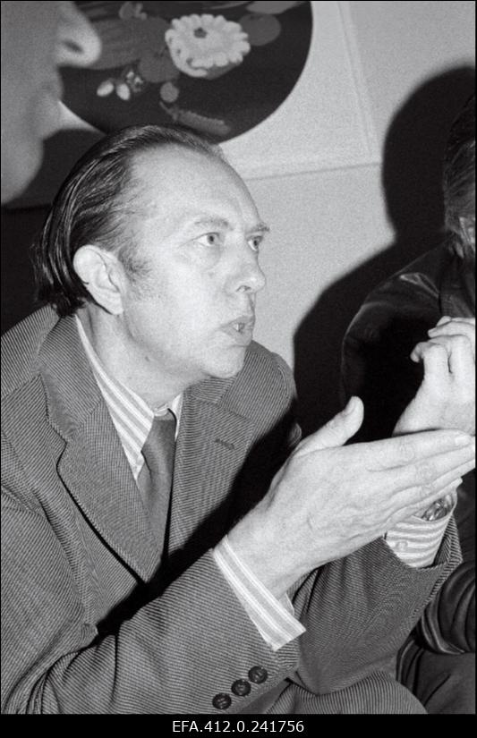 Ajakirja "Kultuur ja Elu" toimetuse vestlusring "Koolimuusikast" (Inge Linask, Heino Jürisalu, Heino Rannap, Inge Linask, Arvo Saar, Taavi Esko, Heino Kaljuste, Märt Kraav).