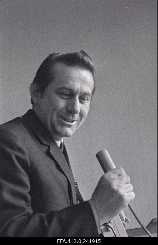 Raadioajakirjanik Kalju Jaagura mikrofoniga.