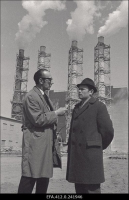 Raadioajakirjanik Theophil Allikas intervjueerib Maardu Keemiakombinaadi taustal partorgi.  similar photo