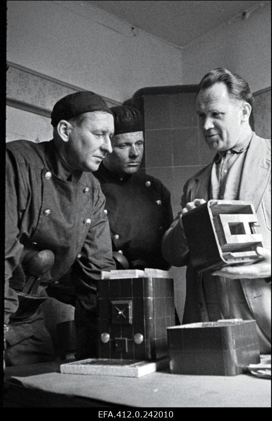 Maketitegija Teedo Melts ja korstnapühkijad ahju maketi juures.