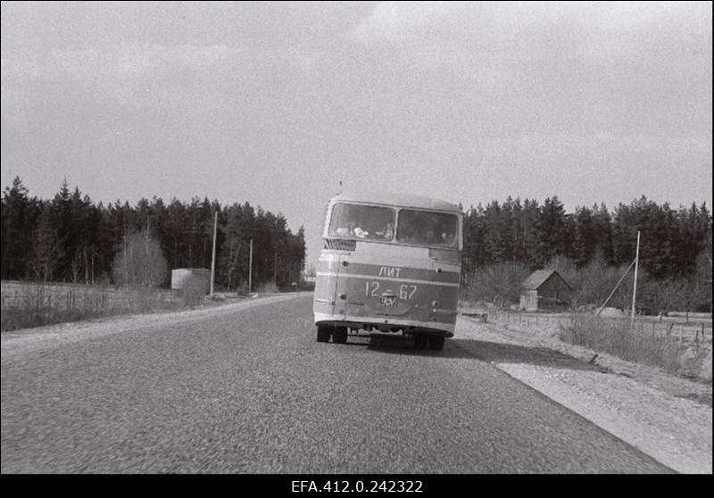 Autobuss maanteel.