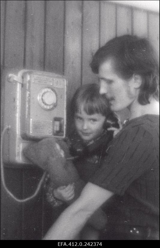 Samuel Tääger tütrega telefoniautomaadi juures.