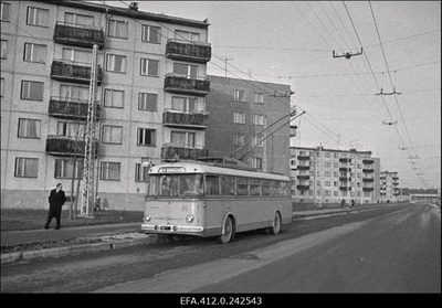 Uue trollibussiliini Mustamäe-Estonia trollibuss nr 2 Mustamäel.  similar photo