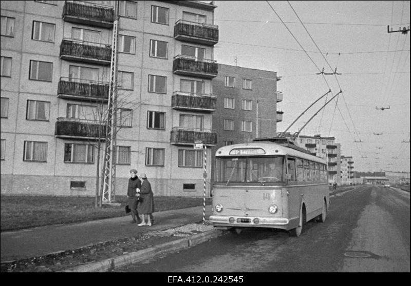 Uue trollibussiliini Mustamäe-Estonia trollibuss nr 2 Mustamäel.