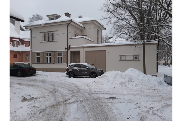 Tartu Department of Estonian Writers' Union (Tartu Writers' House) Teacher on the street rephoto