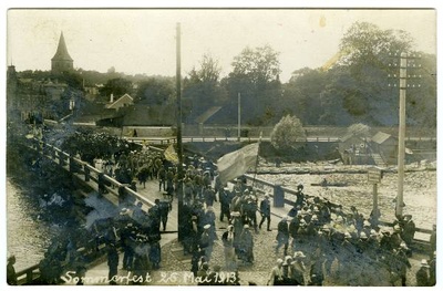 Suvepidu: rongkäik puusillal (ees pritsimehed). Taga paadisadam. 26.05.1913. Foto W. Staden.  duplicate photo