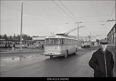 Uue trollibussiliini Mustamäe-Estonia trollibuss nr 2 Mustamäel.  similar photo