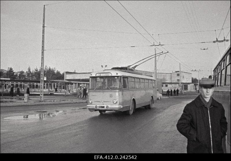 Uue trollibussiliini Mustamäe-Estonia trollibuss nr 2 Mustamäel.