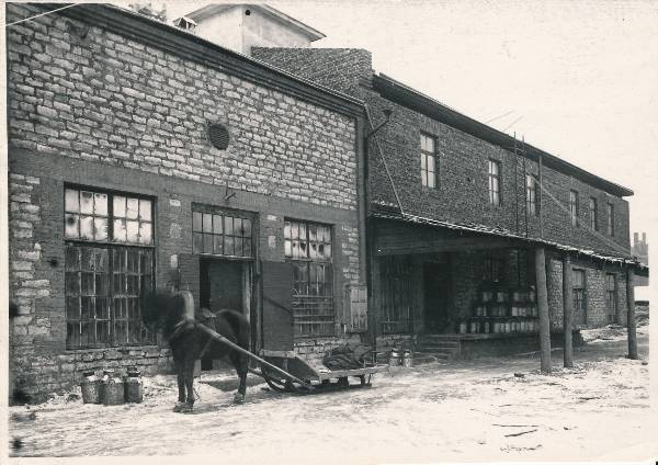 Tartu piimatoodete kombinaat (Tartu piimakombinaat). Vana hoone. 1950ndatel.