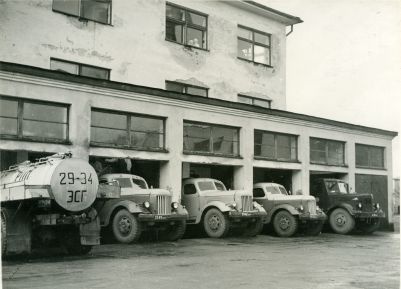 Tartu piimatoodete kombinaat (Tartu piimakombinaat) - piima vastuvõtt piimaautodelt, 1965. Foto K. Oras.