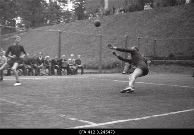 ENSV 1952. a I grupi esivõistlused võrkpallis ÜSK tenniseväljakul Toomel.  similar photo