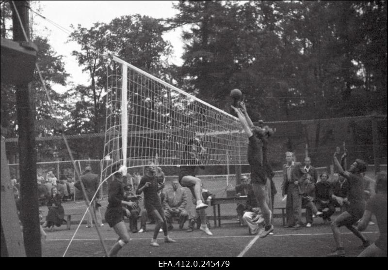 ENSV 1952. a I grupi esivõistlused võrkpallis ÜSK tenniseväljakul Toomel.