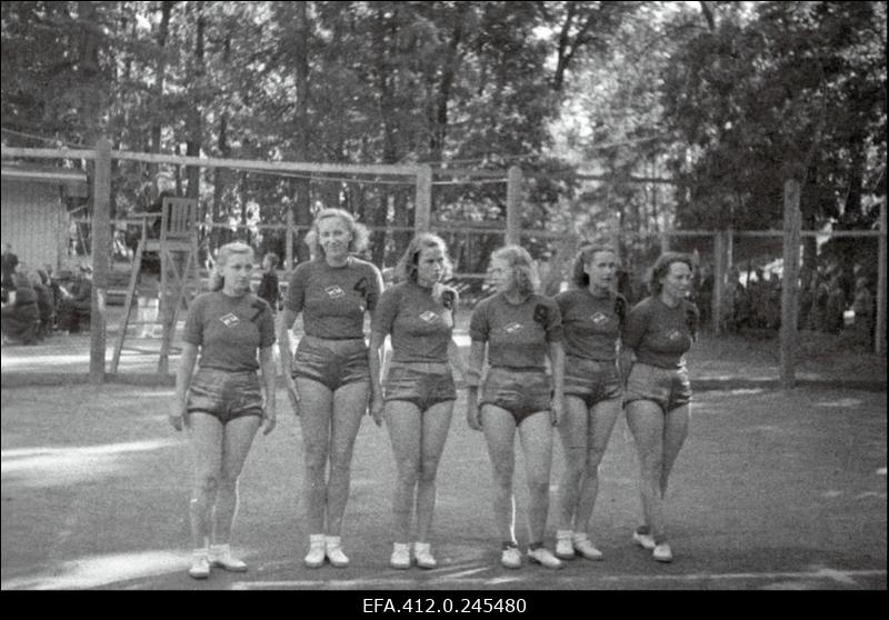 ENSV 1952. a I grupi esivõistlused võrkpallis ÜSK tenniseväljakul Toomel.