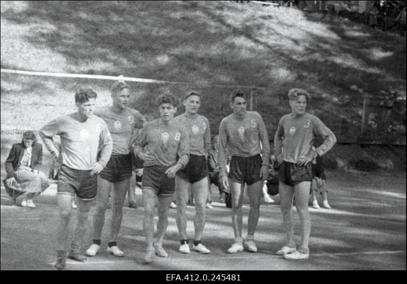 ENSV 1952. a I grupi esivõistlused võrkpallis ÜSK tenniseväljakul Toomel.