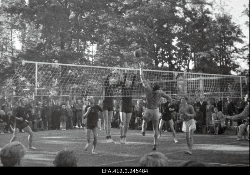 ENSV 1952. a I grupi esivõistlused võrkpallis ÜSK tenniseväljakul Toomel.