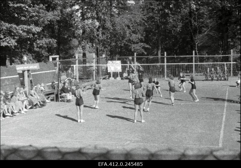 ENSV 1952. a I grupi esivõistlused võrkpallis ÜSK tenniseväljakul Toomel.