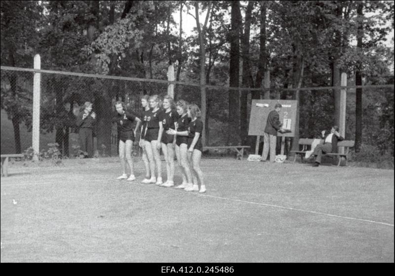 ENSV 1952. a I grupi esivõistlused võrkpallis ÜSK tenniseväljakul Toomel.