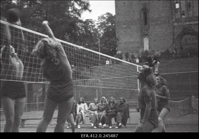 ENSV 1952. a I grupi esivõistlused võrkpallis ÜSK tenniseväljakul Toomel.