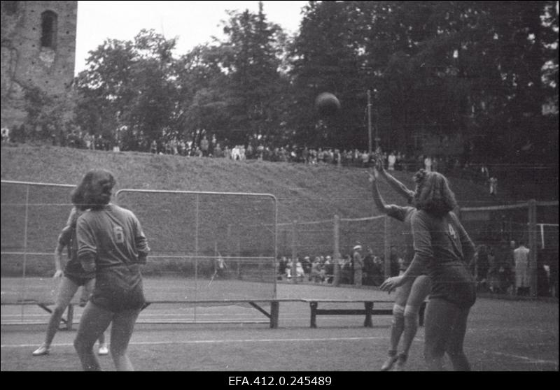 ENSV 1952. a I grupi esivõistlused võrkpallis ÜSK tenniseväljakul Toomel.