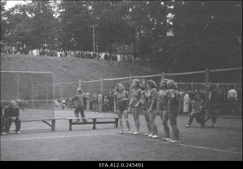 ENSV 1952. a I grupi esivõistlused võrkpallis ÜSK tenniseväljakul Toomel.