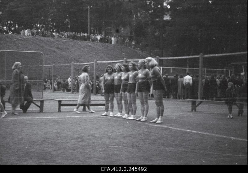 ENSV 1952. a I grupi esivõistlused võrkpallis ÜSK tenniseväljakul Toomel.