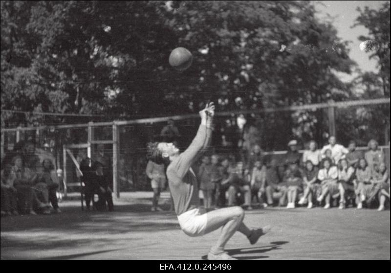 ENSV 1952. a I grupi esivõistlused võrkpallis ÜSK tenniseväljakul Toomel.