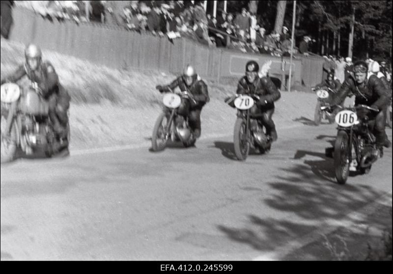 ENSV 1953. a ringrajasõidu esivõistlused, 350/750cm3 start, nr 97 Richard Laur, nr 2 Valdur Ploom, nr 70 Jaan Miilberg, 106 Olev Kaseorg