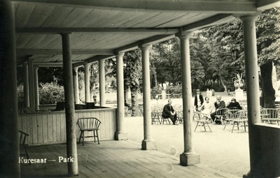 Kuressaare Lossipark, vaade kohvik "Tivoli" sammaste vahelt  duplicate photo